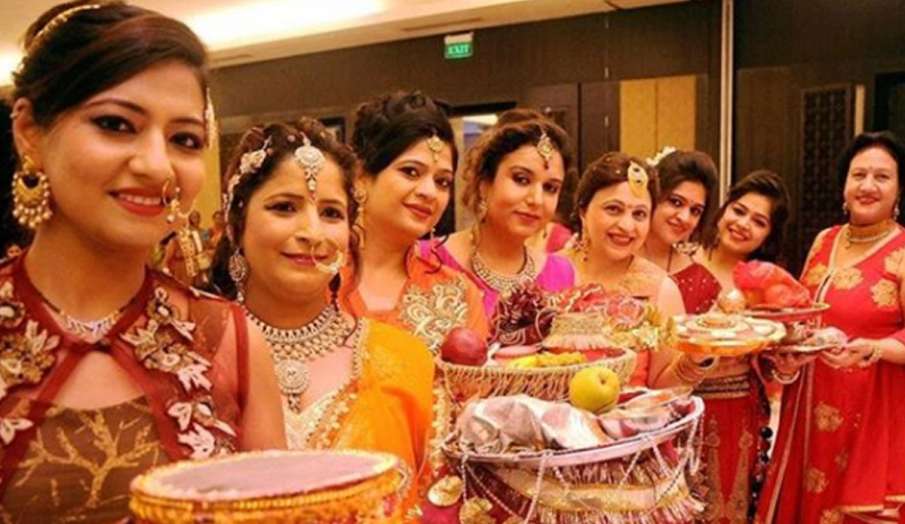 Karwa Chauth 2020: मैरिड लाइफ में हमेशा बनी रहें खुशियां तो करवा चौथ पर जरूर करें ये खास उपाय Karwa Chauth 2020: मैरिड लाइफ में हमेशा बनी रहें खुशियां तो करवा चौथ पर जरूर करें ये खास उपाय- India TV Hindi