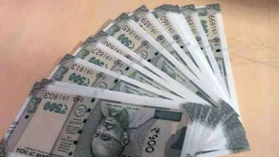 इस योजना के तहत मोदी सरकार किसानों के खाते में एक साल में 6000 रुपए तीन बराबर किस्तों में डालती है। इस योजना के तहत मोदी सरकार किसानों के खाते में एक साल में 6000 रुपए तीन बराबर किस्तों में डालती है।- India TV Paisa