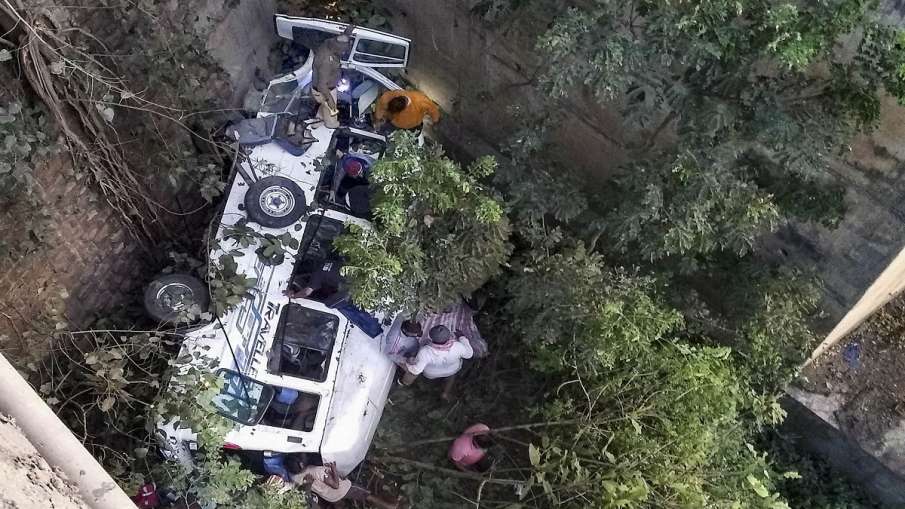 दिवाली पर बड़ा हादसा, पुल से सूखी नदी में गिरी बस, एक ही परिवार के 5 लोगों की मौत दिवाली पर बड़ा हादसा, पुल से सूखी नदी में गिरी बस, एक ही परिवार के 5 लोगों की मौत- India TV Hindi