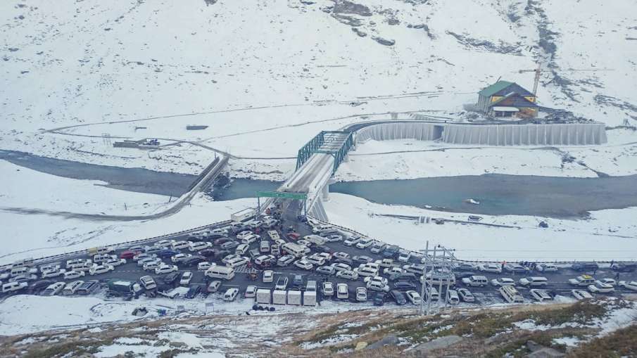 Lahaul-Spiti: Vehicles lined-up as they move slowly on a snow-covered road near Atal Tunnel at Rohta Lahaul-Spiti: Vehicles lined-up as they move slowly on a snow-covered road near Atal Tunnel at Rohta- India TV Hindi
