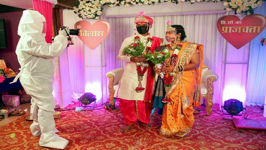 marriage in corona time only hundred guest allowed in uttar pradesh । कोरोना के बढ़ते मामलों से योगी marriage in corona time only hundred guest allowed in uttar pradesh । कोरोना के बढ़ते मामलों से योगी- India TV Hindi