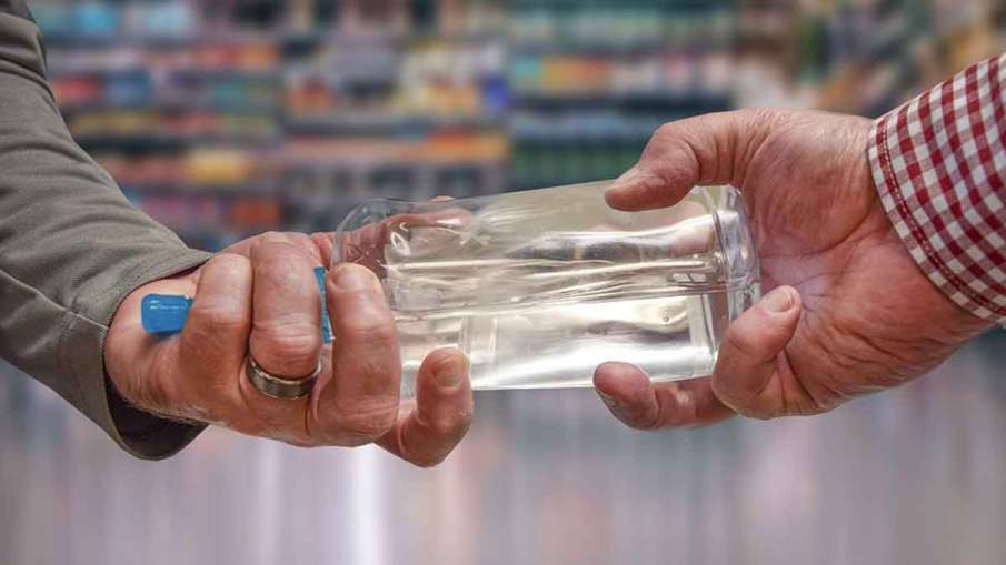 Drinking Hand Sanitiser, Hand Sanitiser Russia, Hand Sanitiser Drink Russia, Russia Hand Sanitiser L Drinking Hand Sanitiser, Hand Sanitiser Russia, Hand Sanitiser Drink Russia, Russia Hand Sanitiser L- India TV Hindi