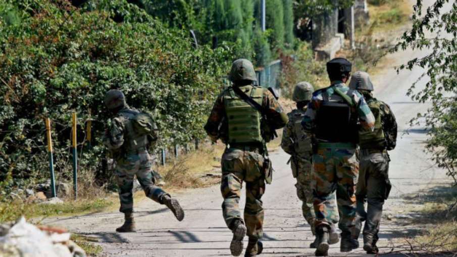 Terror attack on outskirts of Srinagar; 2 jawans martyred Terror attack on outskirts of Srinagar; 2 jawans martyred- India TV Hindi