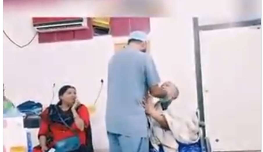 Viral Video:शहीद की मां के लिए बेटा बनकर आया डॉक्टर, गले लगाकर रो पड़ी बुजुर्ग महिला Viral Video:शहीद की मां के लिए बेटा बनकर आया डॉक्टर, गले लगाकर रो पड़ी बुजुर्ग महिला- India TV Hindi