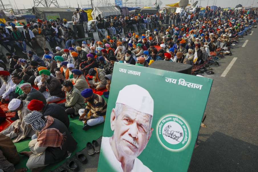 कड़ाके की ठंड में किसान ने बदन को तिरंगे से रंगकर प्रदर्शन किया कड़ाके की ठंड में किसान ने बदन को तिरंगे से रंगकर प्रदर्शन किया- India TV Hindi