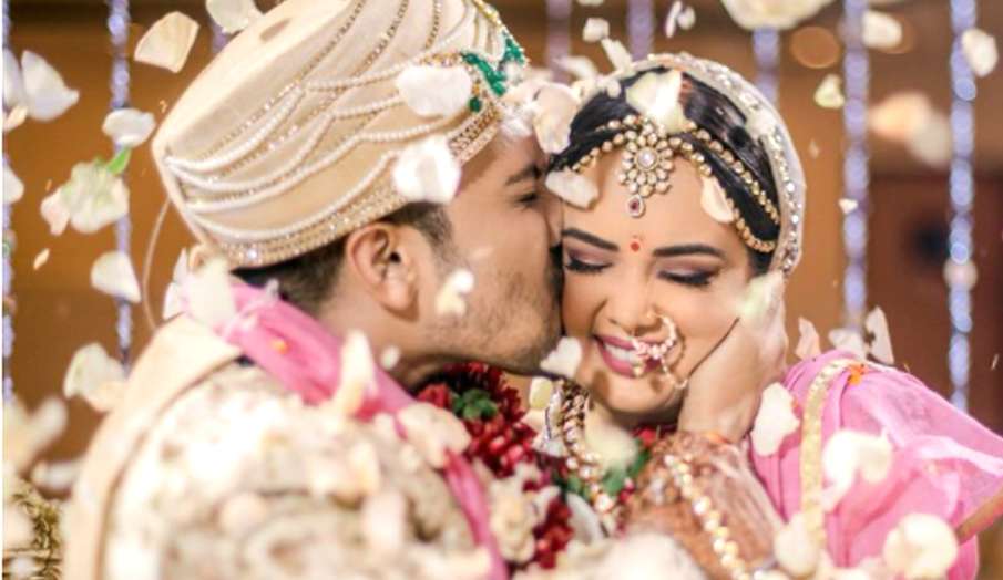aditya narayan shares beautiful pic with wife shweta agarwal aditya narayan shares beautiful pic with wife shweta agarwal- India TV Hindi