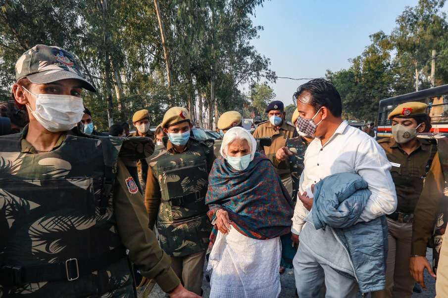 Bilkis Bano, Shaheen Bagh's dadi, stopped from joining farmer's protest Bilkis Bano, Shaheen Bagh's dadi, stopped from joining farmer's protest- India TV Hindi