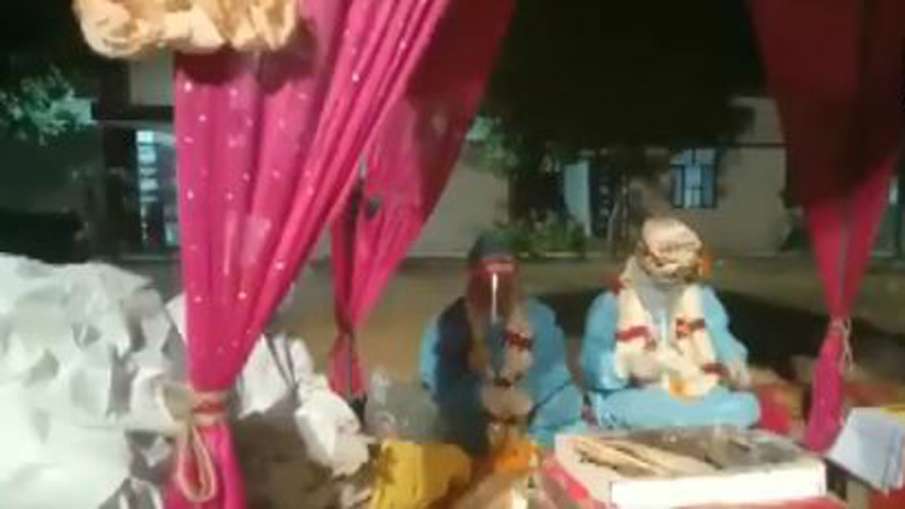 VIDEO: पीपीई किट पहन दूल्हा-दुल्हन ने की शादी, वीडियो हुआ वायरल VIDEO: पीपीई किट पहन दूल्हा-दुल्हन ने की शादी, वीडियो हुआ वायरल- India TV Hindi