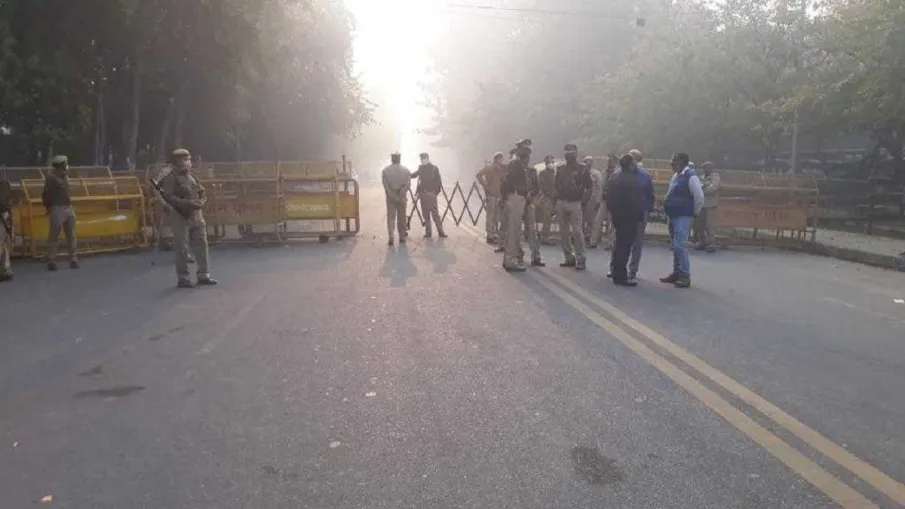 police seals way of akhilesh yadav residence samajwadi party supports farmer protest । अखिलेश यादव क police seals way of akhilesh yadav residence samajwadi party supports farmer protest । अखिलेश यादव क- India TV Hindi