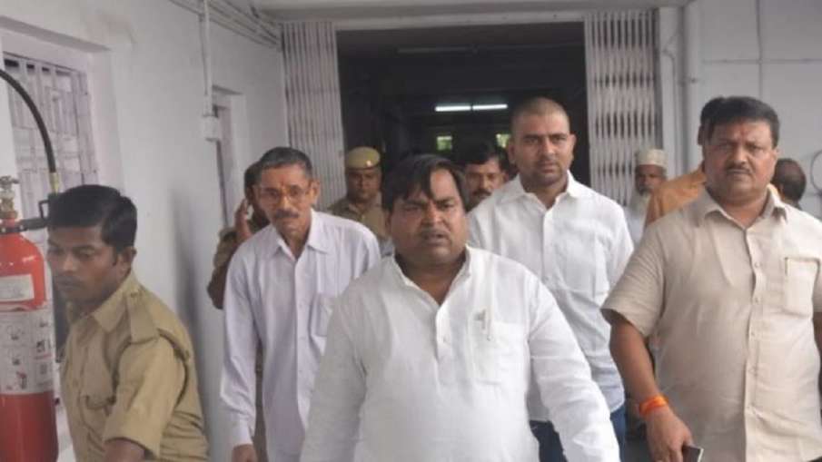 ED ने यूपी के पूर्व मंत्री गायत्री प्रजापति के घर और अन्य परिसरों पर मारे छापे ED ने यूपी के पूर्व मंत्री गायत्री प्रजापति के घर और अन्य परिसरों पर मारे छापे- India TV Hindi