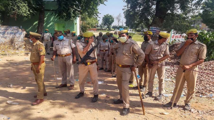Hathras victim's family wants to leave village । गांव छोड़कर जाना चाहता है हाथरस पीड़िता का परिवार Hathras victim's family wants to leave village । गांव छोड़कर जाना चाहता है हाथरस पीड़िता का परिवार- India TV Hindi