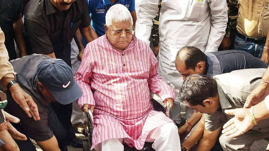 Jharkhand High Court seeks report on shifting Lalu Prasad Yadav from paying ward to director bungalo Jharkhand High Court seeks report on shifting Lalu Prasad Yadav from paying ward to director bungalo- India TV Hindi