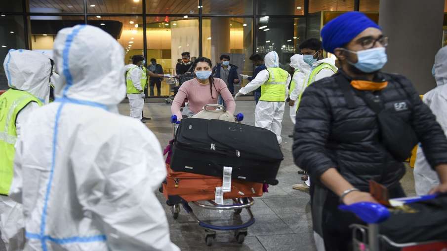 health department officials upset passengers who returned to Lucknow from Britain switched off mobil health department officials upset passengers who returned to Lucknow from Britain switched off mobil- India TV Hindi