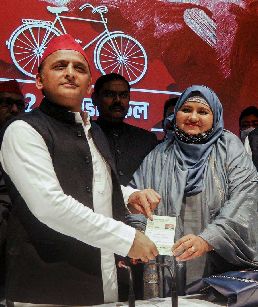 Urdu poet Munawwar Rana's daughter Sumaiya joins Samajwadi Party Urdu poet Munawwar Rana's daughter Sumaiya joins Samajwadi Party- India TV Hindi