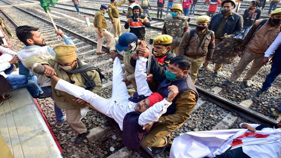 उत्तर प्रदेश में भारत बंद का मिला-जुला असर, समर्थन कर रहे नेता गिरफ्तार और नजरबंद उत्तर प्रदेश में भारत बंद का मिला-जुला असर, समर्थन कर रहे नेता गिरफ्तार और नजरबंद - India TV Hindi