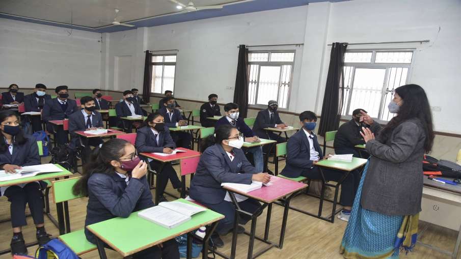 Delhi Students arrive at school after 10 months, will... Delhi Students arrive at school after 10 months, will...- India TV Hindi