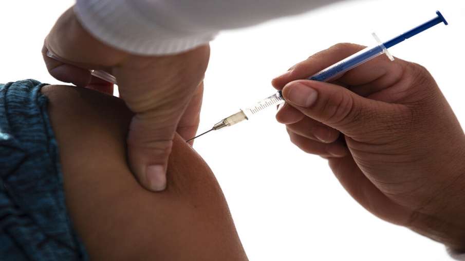वैक्सीन का टीका...- India TV Hindi