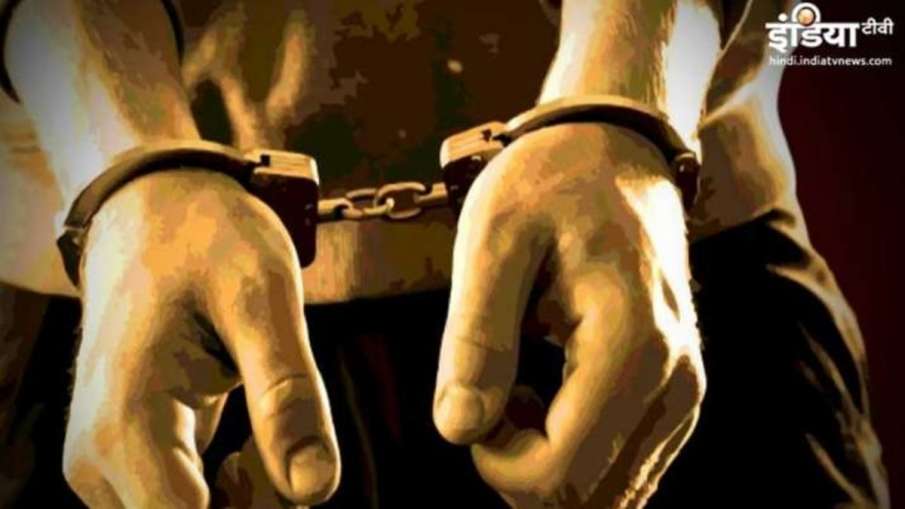 गुरुग्राम में पकड़े गए पांच वांछित अंतरराज्यीय अपराधी, रिवाल्वर, 8 जिंदा कारतूस और एक कार बरामद गुरुग्राम में पकड़े गए पांच वांछित अंतरराज्यीय अपराधी, रिवाल्वर, 8 जिंदा कारतूस और एक कार बरामद- India TV Hindi