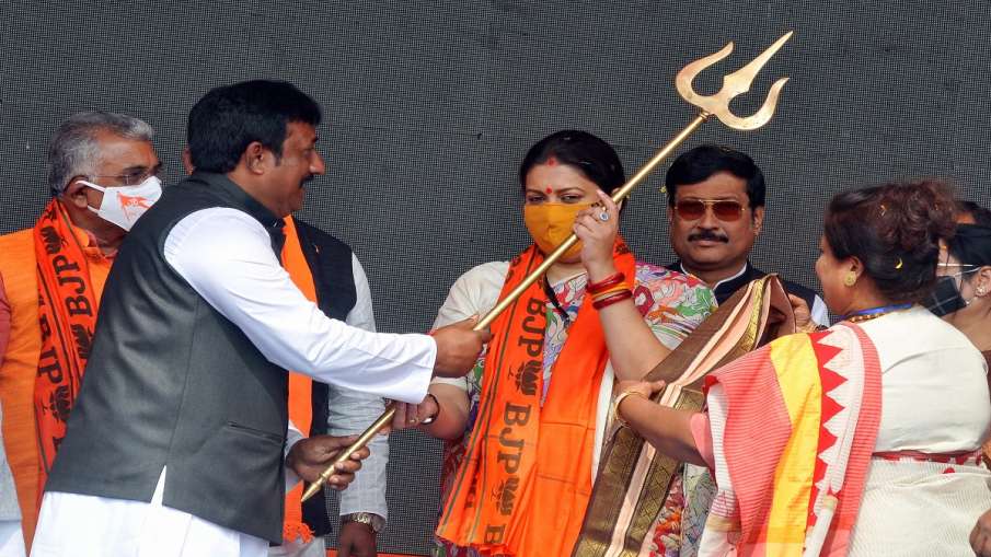 BJP leaders present a memento to Union Minister Smriti Irani during the party's public rally at Domu BJP leaders present a memento to Union Minister Smriti Irani during the party's public rally at Domu- India TV Hindi