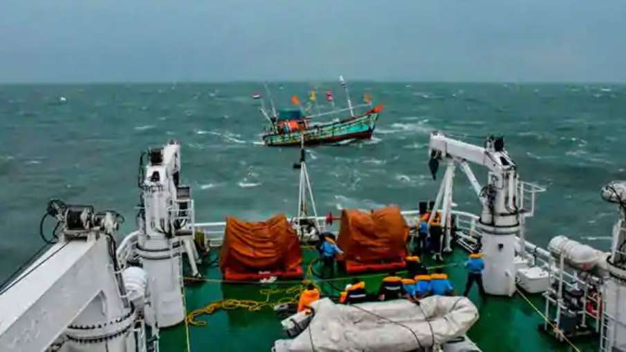 Indian Fishing Boat Sinks, Indian Boat Sri Lankan Navy, Sri Lankan Navy, Sri Lankan Navy Ship Indian Fishing Boat Sinks, Indian Boat Sri Lankan Navy, Sri Lankan Navy, Sri Lankan Navy Ship- India TV Hindi
