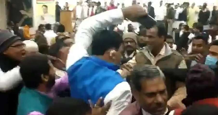 Video: No More Infighting, Congress Netas in Bihar Go For Open Fight Video: No More Infighting, Congress Netas in Bihar Go For Open Fight- India TV Hindi