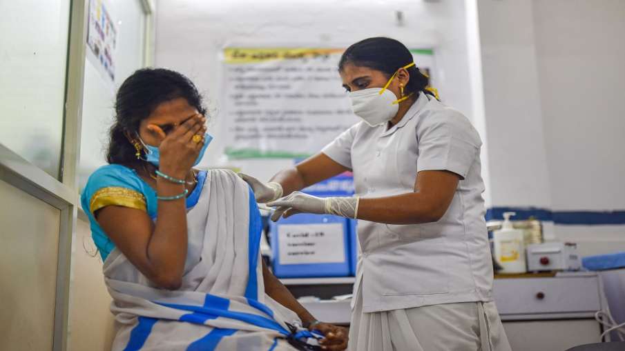 India Corona Vaccination news health ministry says 165714 people were vaccinated on first day India Corona Vaccination news health ministry says 165714 people were vaccinated on first day- India TV Hindi