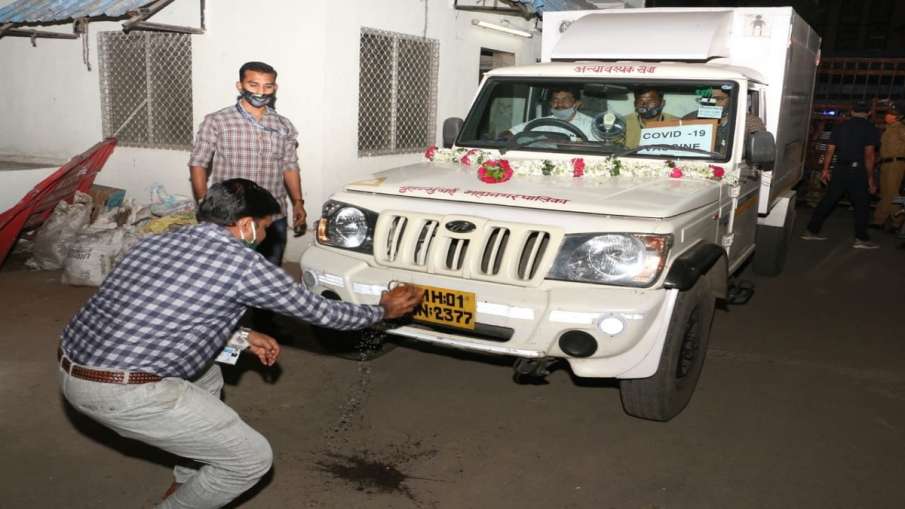 कोरोना वायरस: पुणे से कोविडशील्ड वैक्सीन की पहली खेप मुंबई पहुंची कोरोना वायरस: पुणे से कोविडशील्ड वैक्सीन की पहली खेप मुंबई पहुंची- India TV Hindi