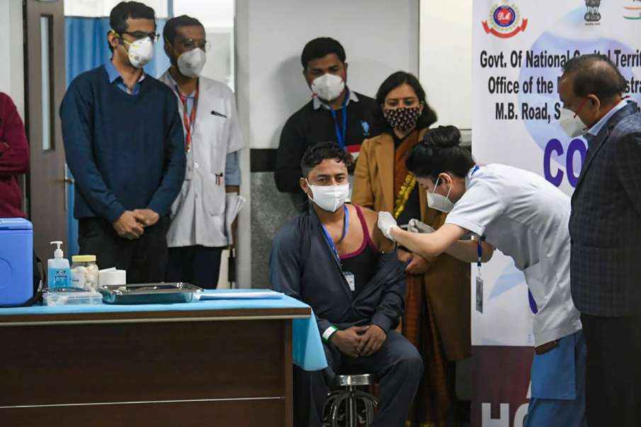 Coronavirus Vaccination: Healthcare workers consulting colleagues, scouring Internet before taking Coronavirus Vaccination: Healthcare workers consulting colleagues, scouring Internet before taking - India TV Hindi
