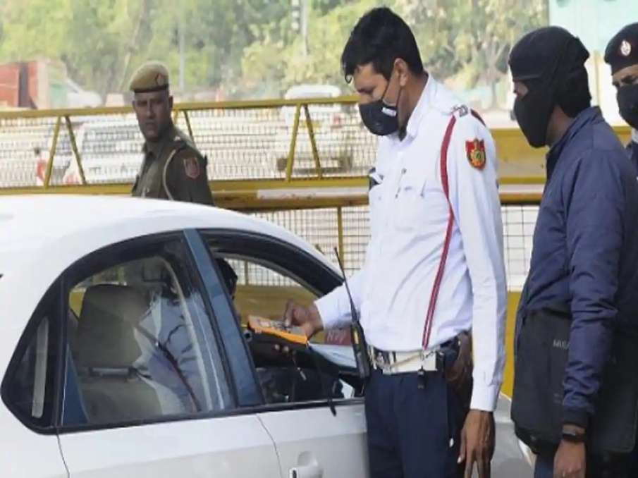 Now pay fine for not wearing seat belt on car's back seat, not installing side mirror on bikes Now pay fine for not wearing seat belt on car's back seat, not installing side mirror on bikes- India TV Hindi