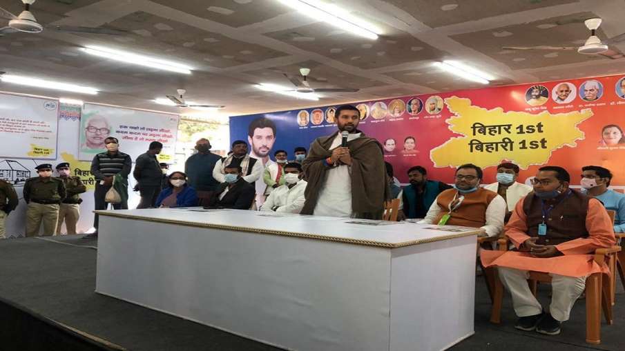 Padambhushan award to Ram vilas paswan chirag becomes emotional रामविलास पासवान को पद्मभूषण अवार्ड, Padambhushan award to Ram vilas paswan chirag becomes emotional रामविलास पासवान को पद्मभूषण अवार्ड, - India TV Hindi