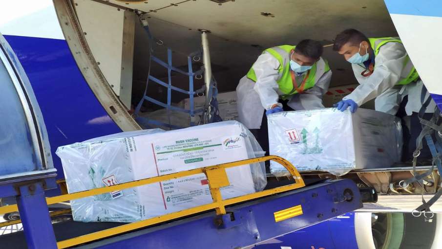 Health workers unload the first consignment of COVID-19 vaccine in Indore on Wednesday Health workers unload the first consignment of COVID-19 vaccine in Indore on Wednesday- India TV Hindi