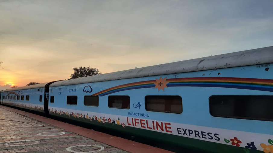 भारतीय रेलवे ने बनाई दुनिया की पहली अस्पताल ट्रेन "द लाइफलाइन एक्सप्रेस" भारतीय रेलवे ने बनाई दुनिया की पहली अस्पताल ट्रेन "द लाइफलाइन एक्सप्रेस"- India TV Hindi