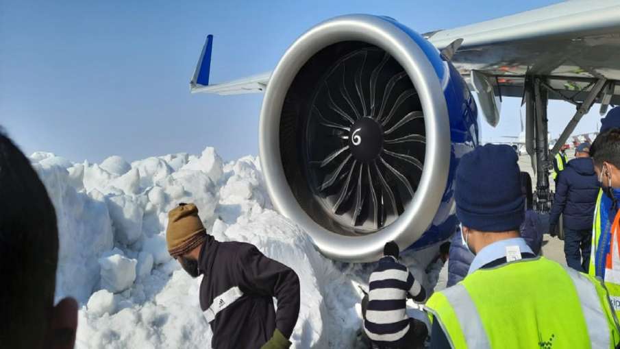श्रीनगर हवाई अड्डे पर IndiGo का विमान बर्फ में फंसा, जानें पूरा मामला श्रीनगर हवाई अड्डे पर IndiGo का विमान बर्फ में फंसा, जानें पूरा मामला- India TV Hindi