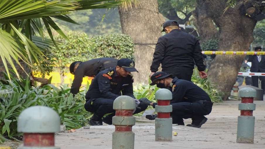 An NSG team inspects the blast Site near Israeli Embassy in New Delhi on Saturday. An NSG team inspects the blast Site near Israeli Embassy in New Delhi on Saturday.- India TV Hindi