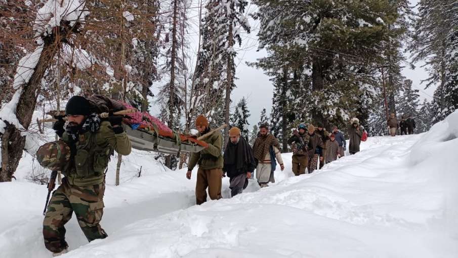 Indian army help kashmir sopore local's wife in heavy snowfall कश्मीर: सेना के कैंप में आई मजीद अहमह- India TV Hindi