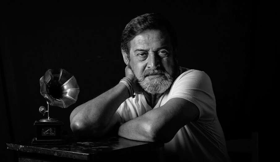 Mahesh Manjrekar allegedly slapping and abusing a person Mahesh Manjrekar allegedly slapping and abusing a person- India TV Hindi