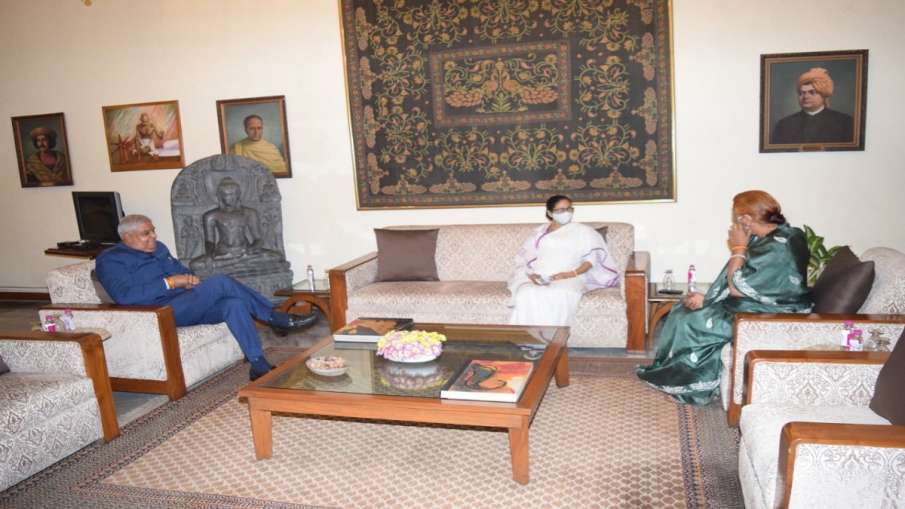 ममता बनर्जी ने राजभवन जाकर राज्यपाल जगदीप धनखड़ से मुलाकात की ममता बनर्जी ने राजभवन जाकर राज्यपाल जगदीप धनखड़ से मुलाकात की- India TV Hindi