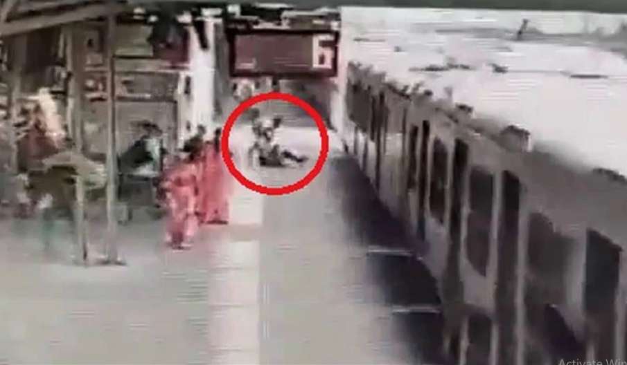 Viral Video of Mumbai Police constable saving a man who slipped while trying to board a moving train- India TV Hindi