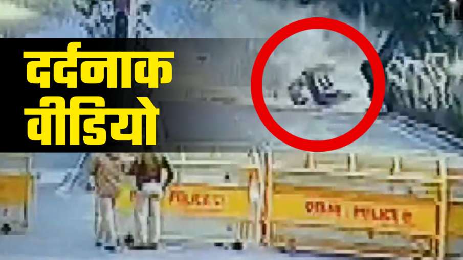 देखिए Video, बैरिकेडिंग तोड़ने की कोशिश में पलटा किसान का ट्रैक्टर, हुई मौत- India TV Hindi