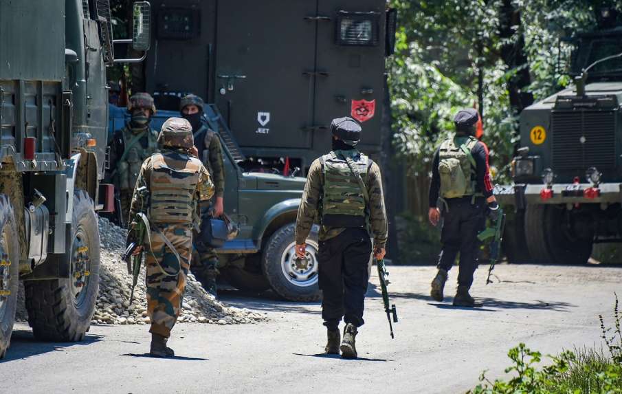 जम्मू-कश्मीर: आंतकवादी ठिकाने का भंडाफोड़, BSF ने बरामद किया हथियारों का जखीरा जम्मू-कश्मीर: आंतकवादी ठिकाने का भंडाफोड़, BSF ने बरामद किया हथियारों का जखीरा- India TV Hindi
