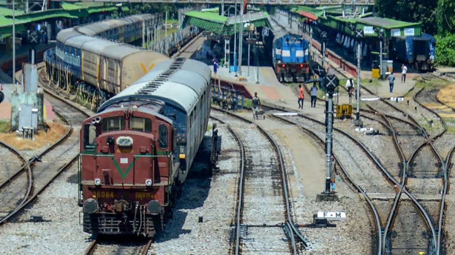 1 फरवरी से बढ़ने जा रहा है रेल किराया? जानिए- क्या है रेलवे का कहना 1 फरवरी से बढ़ने जा रहा है रेल किराया? जानिए- क्या है रेलवे का कहना- India TV Hindi
