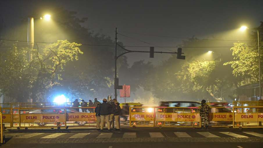 delhi traffic police challans more than 1300 on new year for violating traffic rules New Year 2021: delhi traffic police challans more than 1300 on new year for violating traffic rules New Year 2021: - India TV Hindi