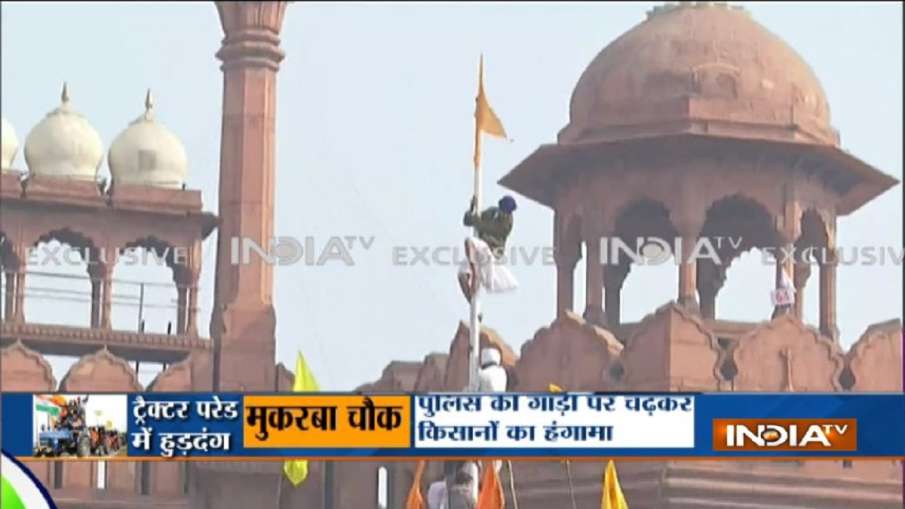 farmer protesters enters red fort waves their flag लालकिले के प्राचीर पर चढ़े प्रदर्शनकारी, जमकर मचा farmer protesters enters red fort waves their flag लालकिले के प्राचीर पर चढ़े प्रदर्शनकारी, जमकर मचा- India TV Hindi