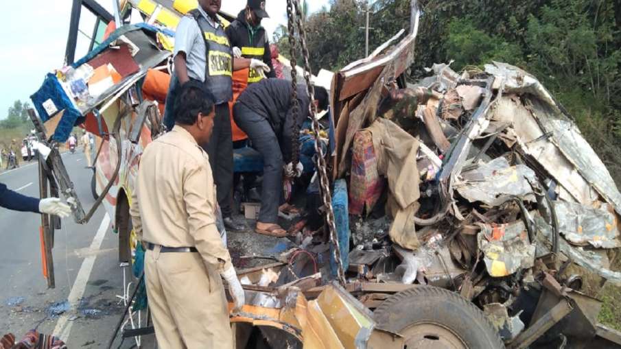road accident in Dharwad Karnataka कर्नाटक के धारवाड़ में बड़ा सड़क हादसा, ट्रक-टेंपो की टक्कर में 1 road accident in Dharwad Karnataka कर्नाटक के धारवाड़ में बड़ा सड़क हादसा, ट्रक-टेंपो की टक्कर में 1- India TV Hindi