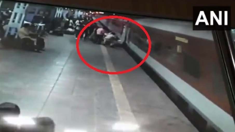 2 RPF personnel rescued a man at kalyan railway station video Viral 2 RPF personnel rescued a man at kalyan railway station video Viral - India TV Hindi