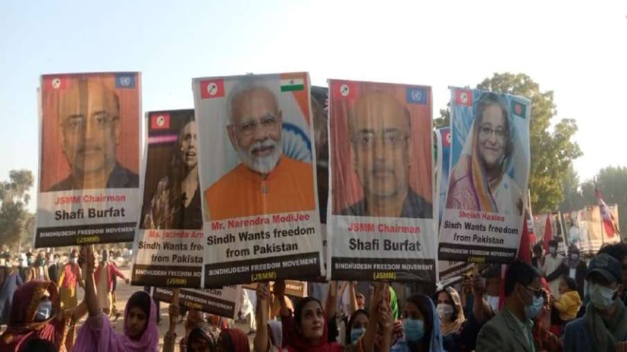 Narendra Modi posters in Pakistan pro sindh freedom rally at sann watch video सिंध को अलग देश बनाने Narendra Modi posters in Pakistan pro sindh freedom rally at sann watch video सिंध को अलग देश बनाने - India TV Hindi