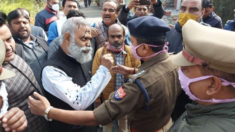 AAP MLA Somnath Bharti arrested in Raebareli, taken to Amethi AAP MLA Somnath Bharti arrested in Raebareli, taken to Amethi- India TV Hindi