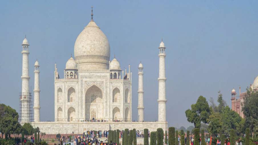 ताजमहल परिसर में हिंदूवादी संगठन के सदस्यों ने लहराया भगवा झंडा, जानें फिर क्या हुआ ताजमहल परिसर में हिंदूवादी संगठन के सदस्यों ने लहराया भगवा झंडा, जानें फिर क्या हुआ- India TV Hindi
