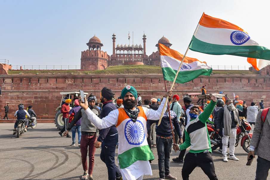 Kisan andolan tractor rally break police barricades clash latest pictures Kisan andolan tractor rally break police barricades clash latest pictures- India TV Hindi