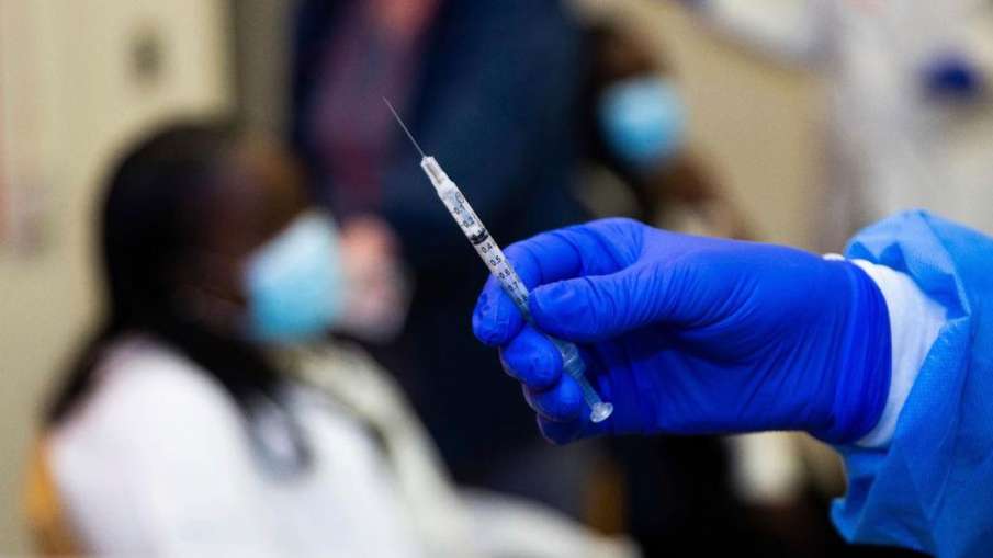 Despite coronavirus vaccination, Covid herd immunity unlikely in 2021, says WHO | Doctor Bruce Ellwa Despite coronavirus vaccination, Covid herd immunity unlikely in 2021, says WHO | Doctor Bruce Ellwa- India TV Hindi